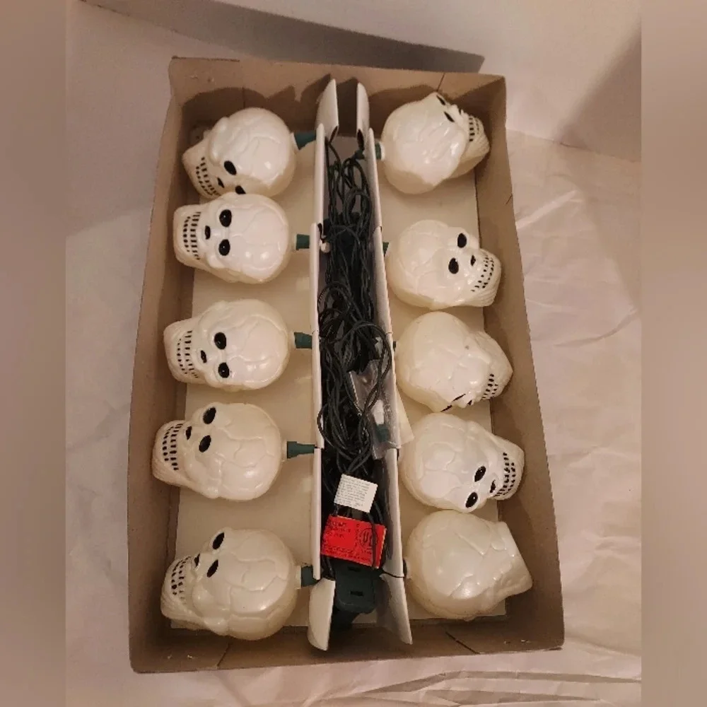 CVS Halloween Screamers Halloween String of Skulls Blow Mold 10 Lights